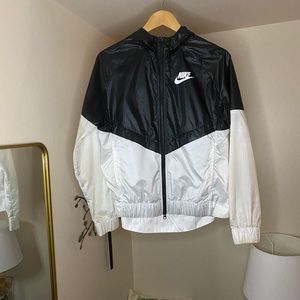Nike women’s black & white swishy windbreaker
